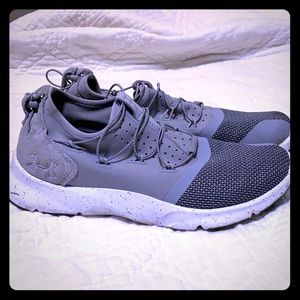 Underarmour size 8.5 gently worn athletic shoes